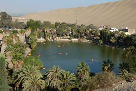 Hiekkadyynien ymp�r�im� Huacachinan laguuni l�hell� Icaa.